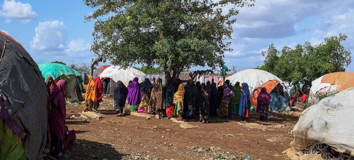 النساء والأطفال في مخيم للنازحين في بيدوا، الصومال.
