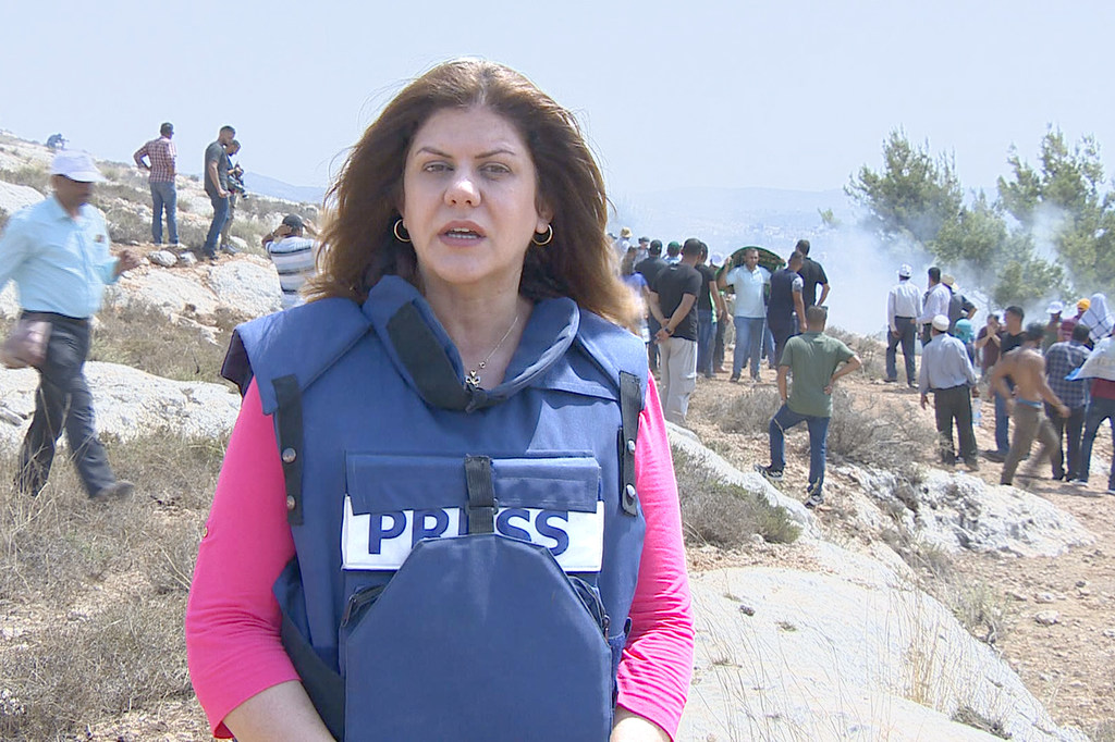الصحفية الفلسطينية شيرين أبو عاقلة خلال تغطيتها الإعلامية.
