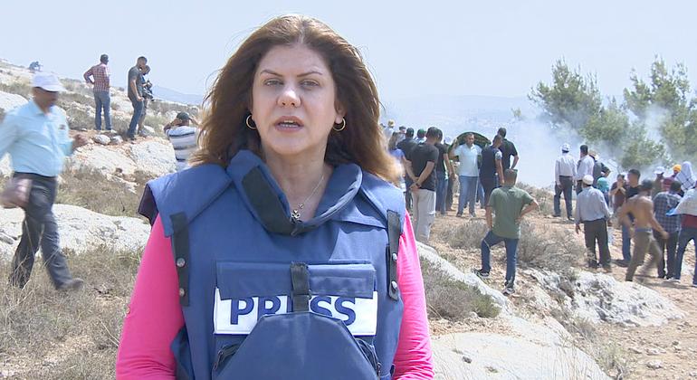 الصحفية الفلسطينية شيرين أبو عاقلة خلال تغطيتها الإعلامية.