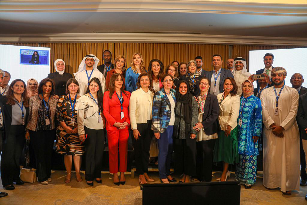 رولا دشتي، المديرة التنفيذية للإسكوا، والنجمة اللبنانية إليسا، في صورة جماعية مع المشاركين في المنتدى العربي من أجل المساواة.