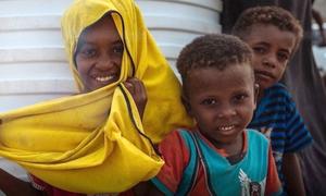 यमन के ताइज़ियाह इलाक़े में स्थित एक विस्थापन केन्द्र पर एक कथा पाठन सत्र में बच्चे.