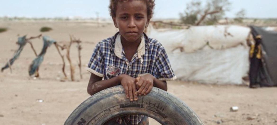 عمران، طفل يمني، في جلسة قراءة القصص في أحد مواقع النزوح في تعزية، اليمن.