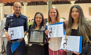 La periodista Gloria Piña (segunda, de izquierda a derecha) junto a otros galardonados del Premio Breach/Valdez de Periodismo y Derechos Humanos, convocado por varias agencias de la Organización de las Naciones Unidas.