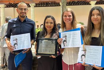 La periodista Gloria Piña (segunda, de izquierda a derecha) junto a otros galardonados del Premio Breach/Valdez de Periodismo y Derechos Humanos, convocado por varias agencias de la Organización de las Naciones Unidas.