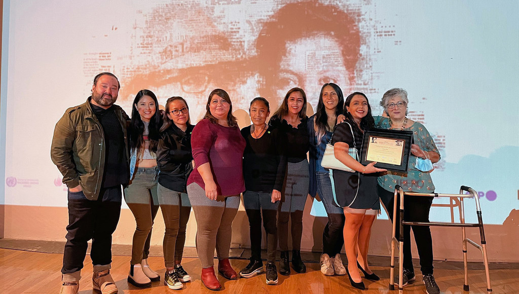 La periodista Gloria Piña junto a otros galardonados del Premio Breach/Valdez de Periodismo y Derechos Humanos, convocado por varias agencias de la Organización de las Naciones Unidas.