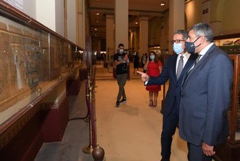 السيد زوراب بولوليكاشيفيلي، الأمين العام لمنظمة السياحة العالمية ووزير السياحة والآثار في مصر خلال زيارتهم للمتحف المصري بالقاهرة. 