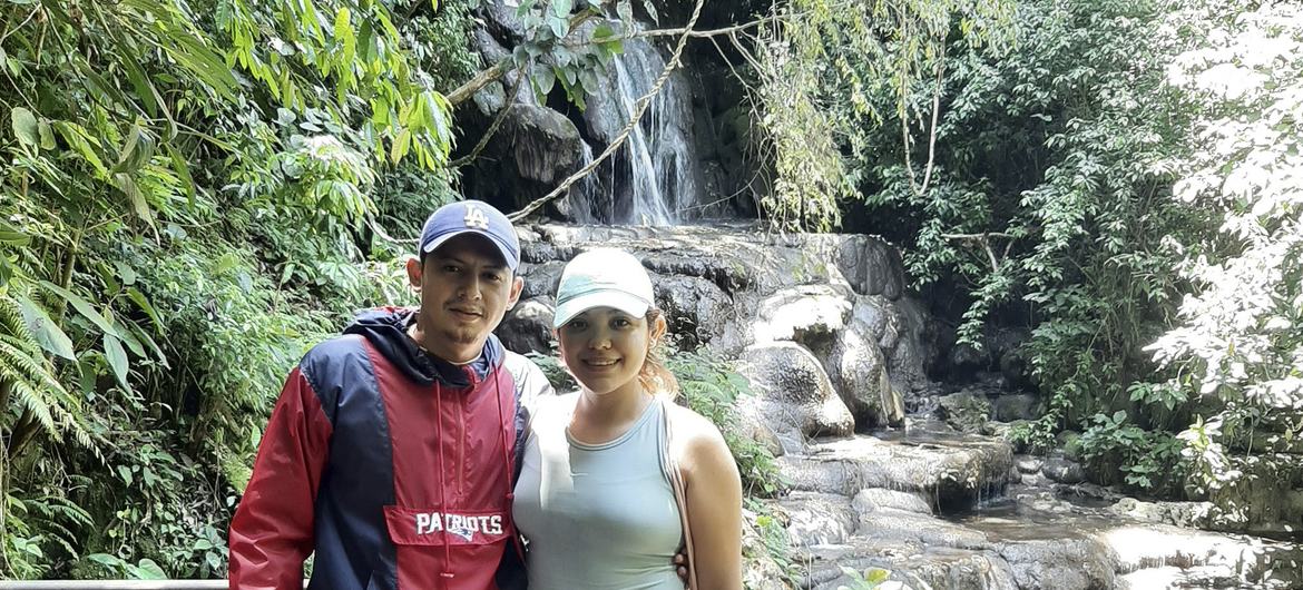 Nathaly (dcha.) y su esposo Enrique posan en Palenque, Chiapas, México.