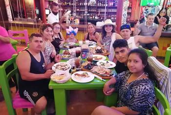 Nathaly (2ª izq.) posa con su familia en un restaurante de Palenque, Chiapas.