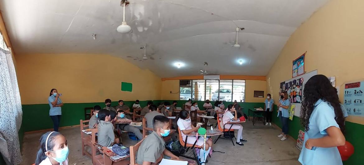 Nathaly (dcha.) durante un taller para combatir el acoso escolar en una Escuela Secundaria en Palenque, Chiapas.
