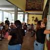 Nathaly (dcha.) participa durante un taller en un Albergue de Inmigrantes en Palenque, Chiapas.
