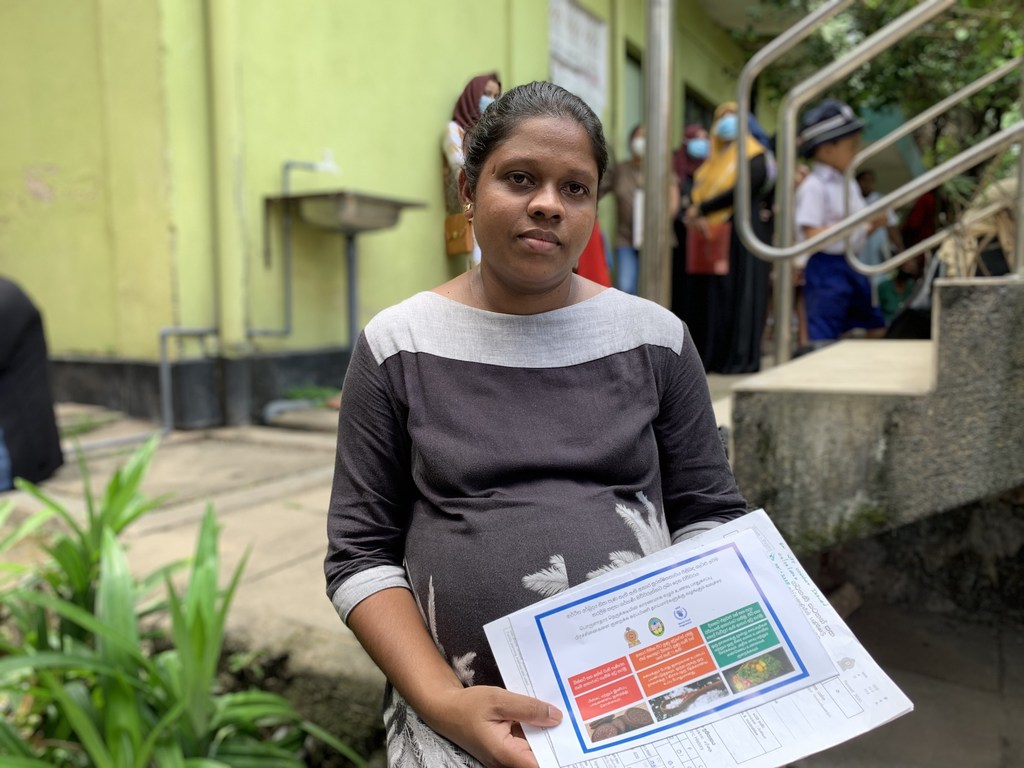 Dushanti fait la queue dans une clinique soutenue par le PAM à Colombo, au Sri Lanka.