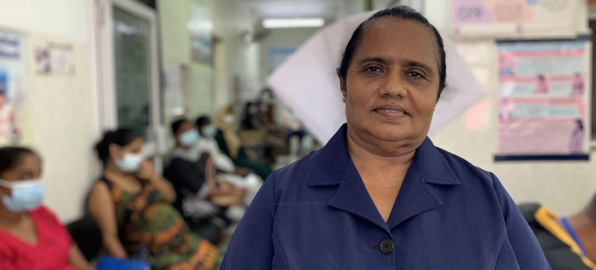 कुप्पियावट्टा मातृ स्वास्थ्य क्लीनिक में विशेष हेड नर्स, उडेनी देमातापक्षा, श्रीलंका के आर्थिक संकट के कारण गर्भवती महिलाओं की कठिनाइयों और पोषण सम्बन्धी चुनौतियों पर अफ़सोस जताती हैं.