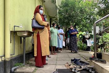 कोलम्बो के कुप्पियावाट्टा में एक सरकारी क्लिनिक में भोजन वाउचर प्राप्त करने के लिये अपनी बारी का इन्तज़ार करती महिलाएँ. 