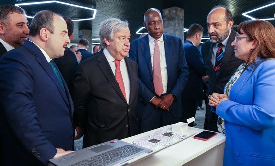 Secretary-General António Guterres (2nd left) pays a visit to the UN Technology Bank along with Mustafa Varank, Turkish Minister of Industry and Technology, in Gebze, Turkey. (31 October 2019)