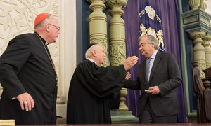 El Secretario General, António Guterres (derecha), saludando a Arthur Schneier, fundador y presidente de la Fundación Appeal of Conscience, en una ceremonia interreligiosa en 2018 tras el tiroteo masivo en la sinagoga Tree of Life de Pittsburgh.