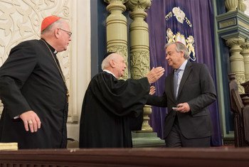 El Secretario General, António Guterres (derecha), saludando a Arthur Schneier, fundador y presidente de la Fundación Appeal of Conscience, en una ceremonia interreligiosa en 2018 tras el tiroteo masivo en la sinagoga Tree of Life de Pittsburgh.