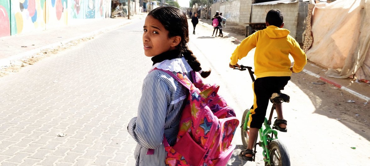 طفلة في 12 من عمرها تسير إلى البيت من مدرستها في رفح جنوب قطاع غزة، فلسطين