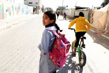 طفلة في 12 من عمرها تسير إلى البيت من مدرستها في رفح جنوب قطاع غزة، فلسطين