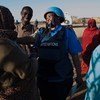 दारफ़ूर में यूएन व अफ्रीकी संघ के संयुक्त मिशन (UNAMID) की एक पुलिस अधिकारी, उत्तरी दारफ़ूर में, आन्तरिक रूप से विस्थापित लोगों के एक दल के साथ बातचीत करते हुए. (फ़ाइल फ़ोटो)
