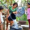 الفتيات في مخيم للمشردين في ميانمار يجمعن المياه من البئر.