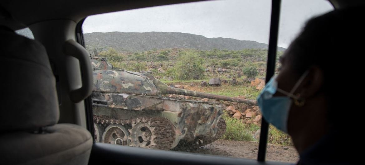 2021年7月20日，埃塞俄比亚提格雷，一辆装甲车被遗弃在路上。