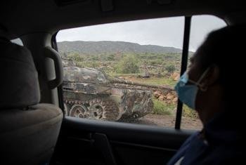 مركبة عسكرية مصفحة مهجورة على طريق في تيغراي، إثيوبيا، في 20 يوليو 2021.