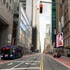 Las ciudades de todo el mundo sufren la crisis de la pandemia de COVID-19. En la foto la calle 42 de Manhattan en Nueva York, generalmente muy concurrida, se ve vacía debido al confinamiento.