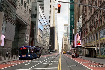 Las ciudades de todo el mundo sufren la crisis de la pandemia de COVID-19. En la foto la calle 42 de Manhattan en Nueva York, generalmente muy concurrida, se ve vacía debido al confinamiento.
