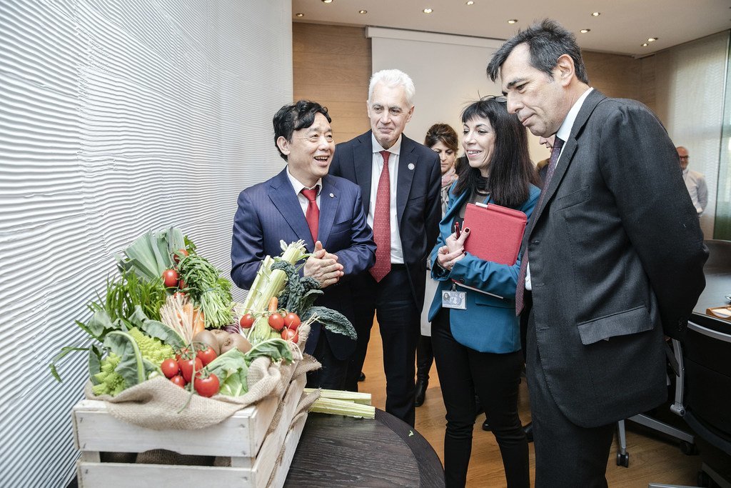 المدير العام لمنظمة الأغذية والزراعة (فاو) شو دونيو مع فابيو ماسيمو بالوتيني، المدير التنفيذي لمركز الأعمال الزراعية في روما في مقر الفاو.