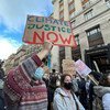 ناشطون شباب في مجال تغير المناخ يتظاهرون في غلاسكو بالتزامن مع انعقاد مؤتمر الأمم المتحدة للمناخ.
