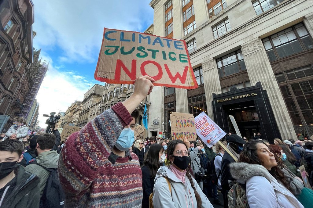 在苏格兰格拉斯哥举行的第26届气候大会上，年轻的气候活动家参加示威游行。