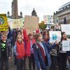在苏格兰格拉斯哥举行的第26届气候变化大会上，年轻的气候活动家参加示威游行。