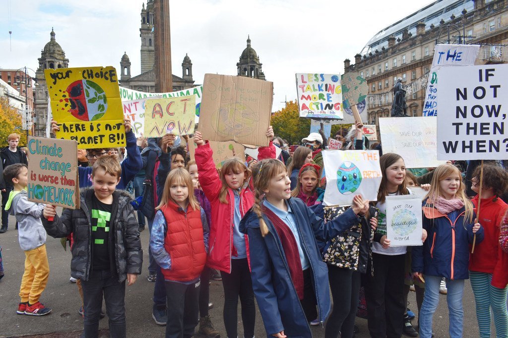 Jóvenes activistas del medio ambiente se manifiestan durante la Conferencia sobre el Clima COP26 en Glasgow, Escocia.