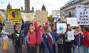 在苏格兰格拉斯哥举行的第26届气候变化大会上，年轻的气候活动家参加示威游行。