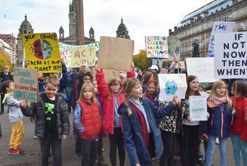 Молодые активисты приняли участие в акциях в поддержку борьбы с изменением климата. Глазго, Шотландия.