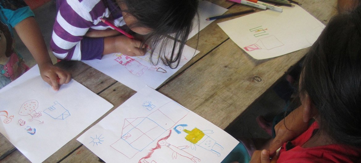 Niños dibujando en el Taller 68 voces en San Lorenzo, Chiapas con la comunidad Q'anjob'al y Chuj, 2017.