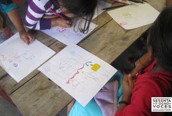 Niños indígenas de Chiapas en un taller de dibujo.