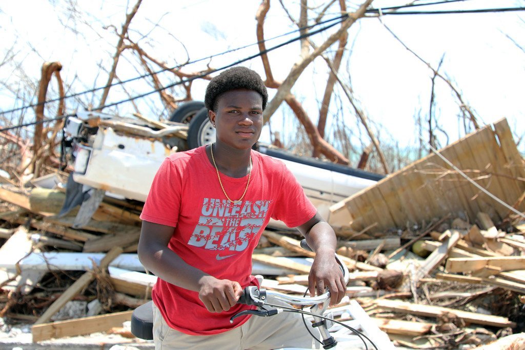بنسون إتيان (15 عاما) هرب مع عائلته قبل انهيار منزلهم في مرفأ مارش الذي ضربه الإعصار في جزيرة أباكو في جزر البهاما.