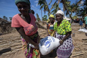 莫桑比克一个受影响的社区正在接受世界粮食计划署的粮食救济。
