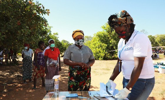 IOM staff with internally displaced people in the Province of Cabo Delgado.