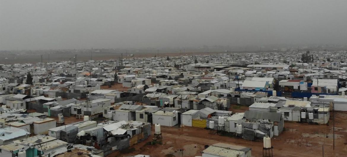 Milhares de refugiados fugiram para a Jordânia e vivem no maior campo mundial acolhendo cidadãos da Síria 
