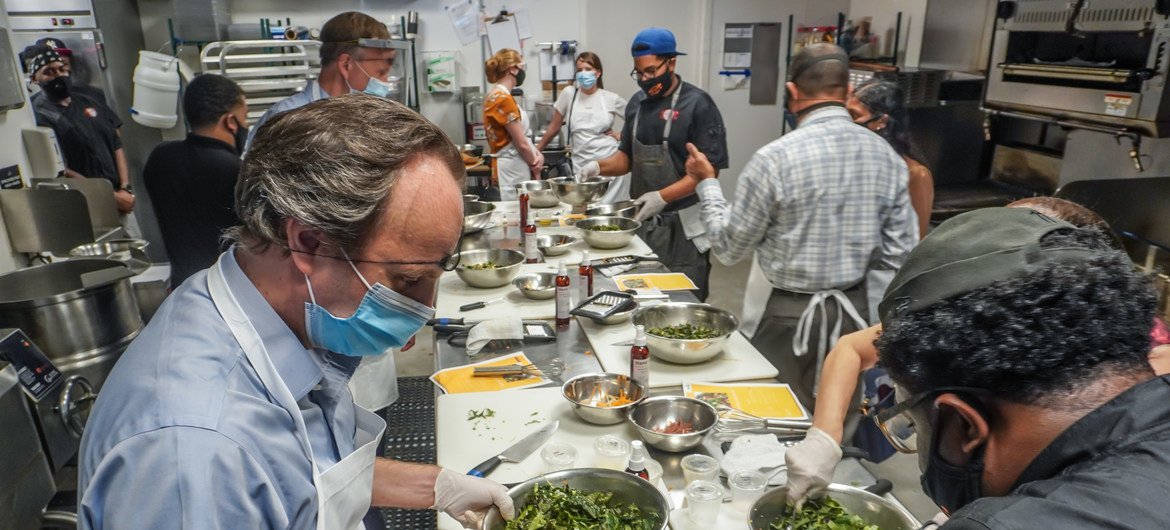 مسؤولو الأمم المتحدة وسفراؤها يطبخون وجبة مستدامة، في مركز براونزفيل للطهي المجتمعي، في فاعلية لزيادة الوعي بهدر الطعام.