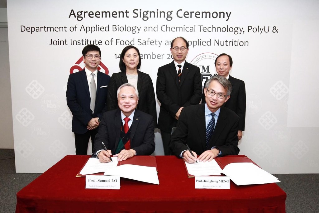孟江洪与香港理工大学签订合作协议。
