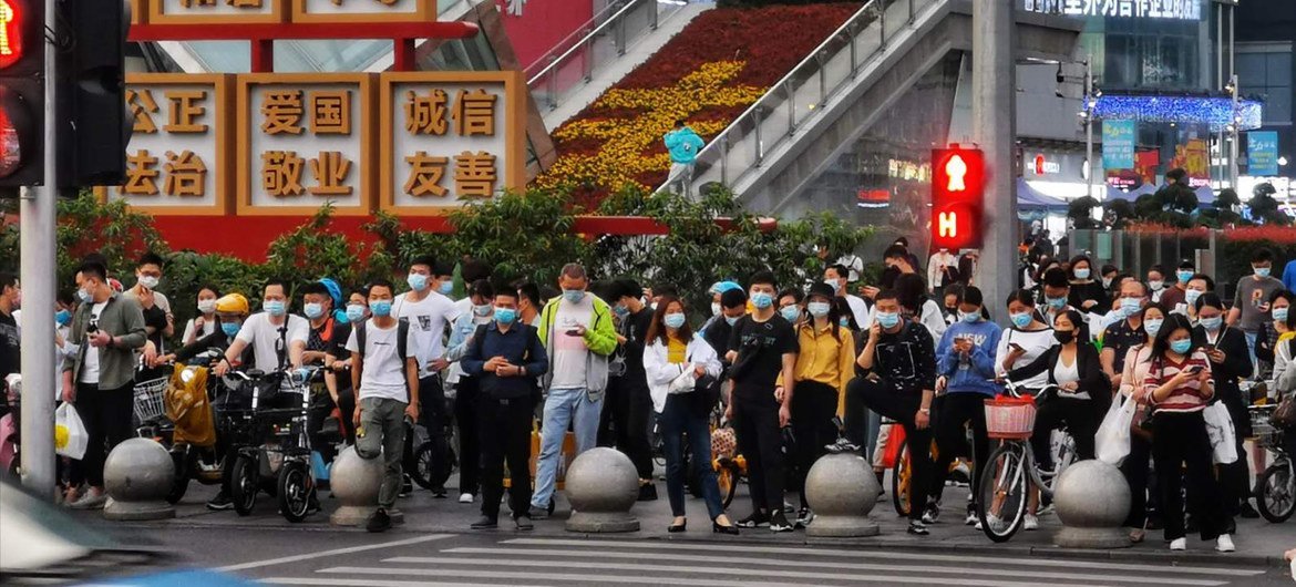 深圳华强北商业街下班高峰期间等过马路的人群
