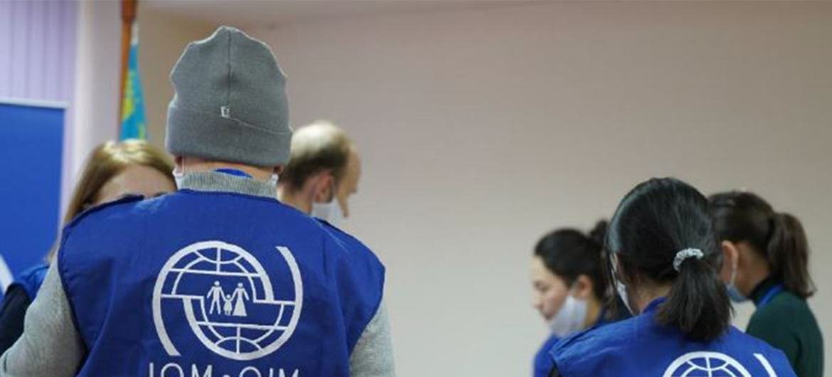 Сотрудники МОМ в Казахстане помогают студентам из Афганистана