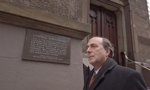 Jonas Rabinovitch junto à Sinagoga Central em Nova Iorque