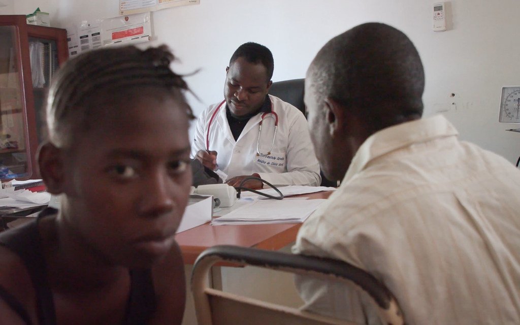 Le docteur Santinho Carvalho écoute un patient séropositif à l'hôpital Macomia, Cabo Delgado, Mozambique.