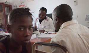 Le docteur Santinho Carvalho écoute un patient séropositif à l'hôpital Macomia, Cabo Delgado, Mozambique.