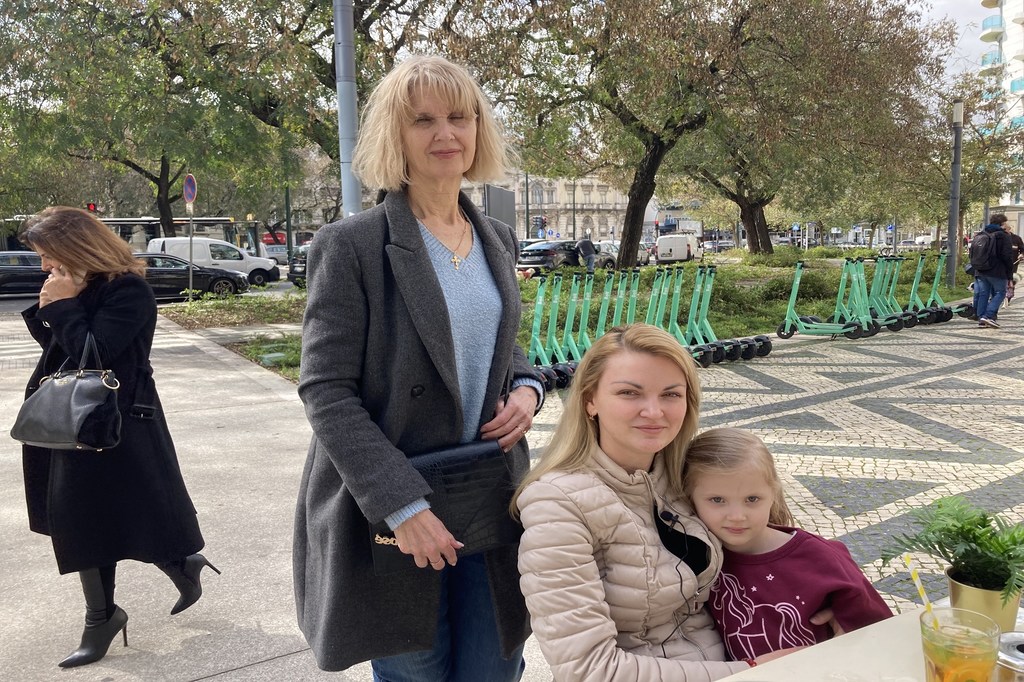 Nataliia Vladimirova, su suegra Nataliia Rodenko y su hija Sasha viven ahora con una familia que les acogió en Lisboa.