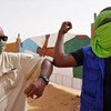 Les portes de la maison des jeunes à Arlit, à Agadez, au Niger, arborent désormais le célèbre coup de coude, mesure barrière qui a remplacé la poignée de main pour contrer la propagation de la covid-19.